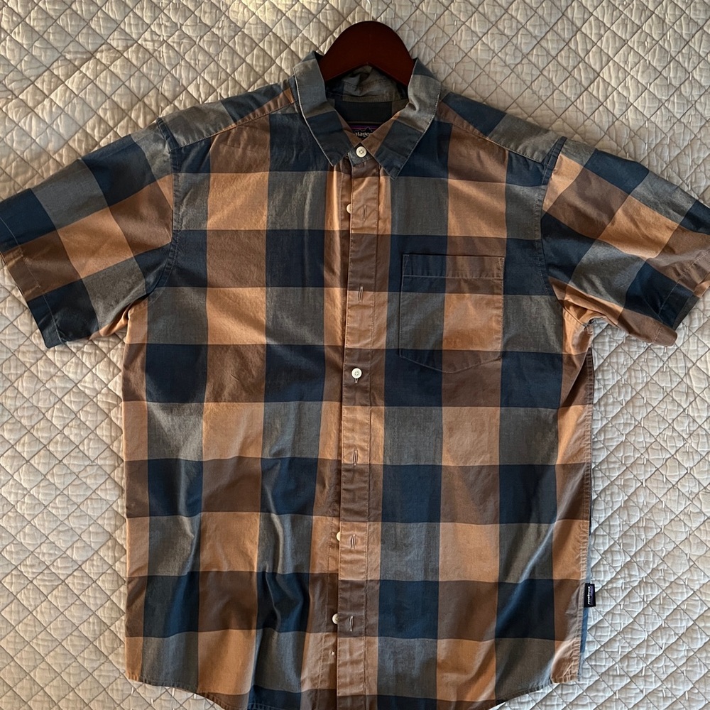 COPY - Patagonia Organic Cotton Short-Sleeve Button Down Medium